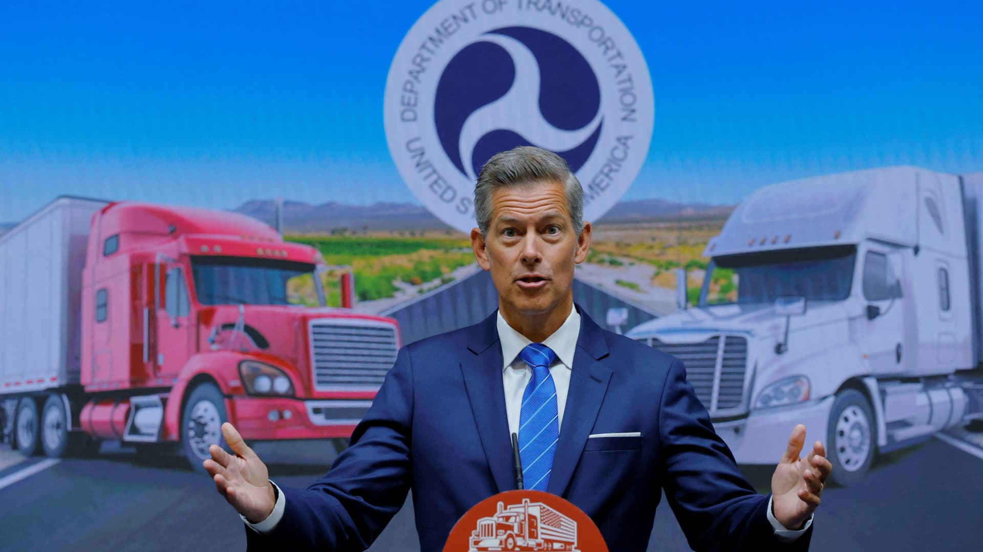Trump's DOT threatens to withhold funds from states that don't enforce English requirements for truck drivers