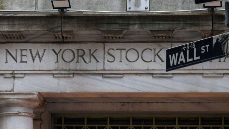 Wall Street Today: US stocks hold steady amid stronger-than-expected company results, Apple stocks rise