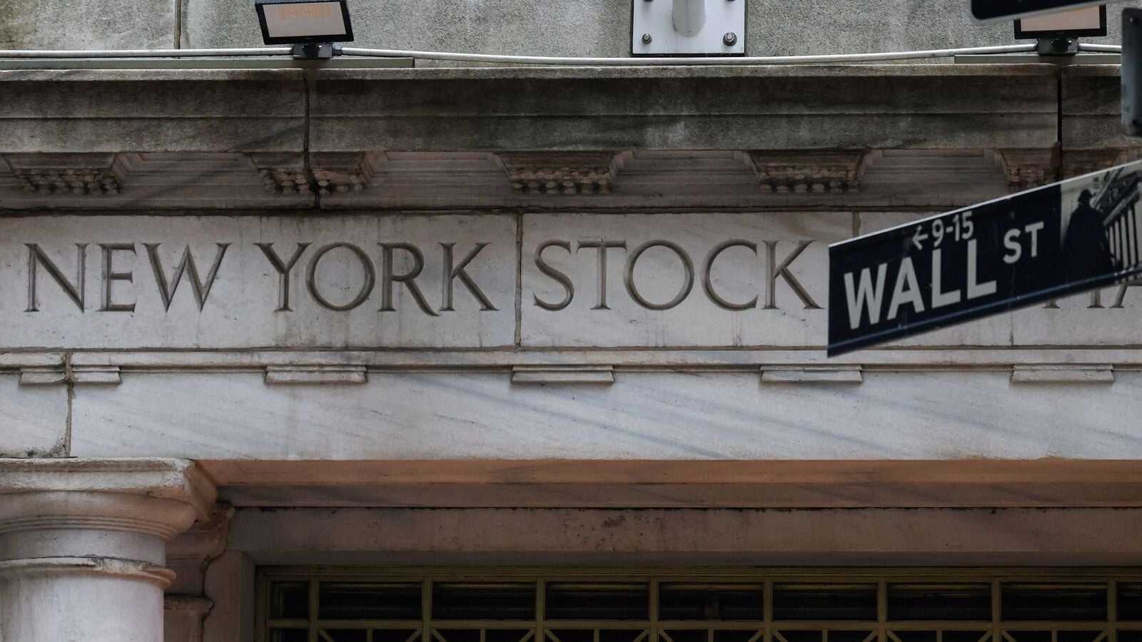 Wall Street Today: US stocks hold steady amid stronger-than-expected company results, Apple stocks rise