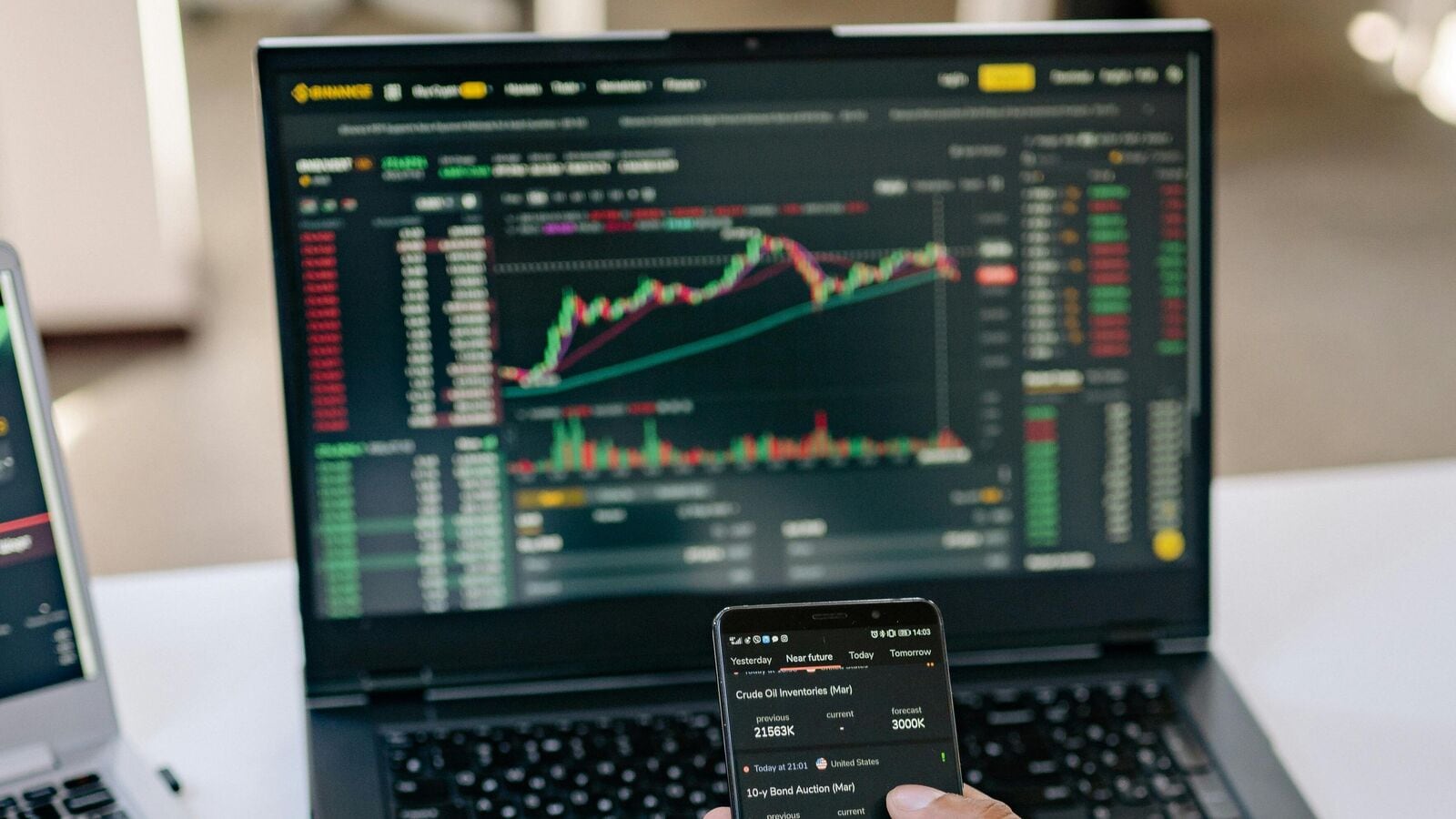 A race to  ₹10 trillion market cap: Steady HUL or diversified ITC?