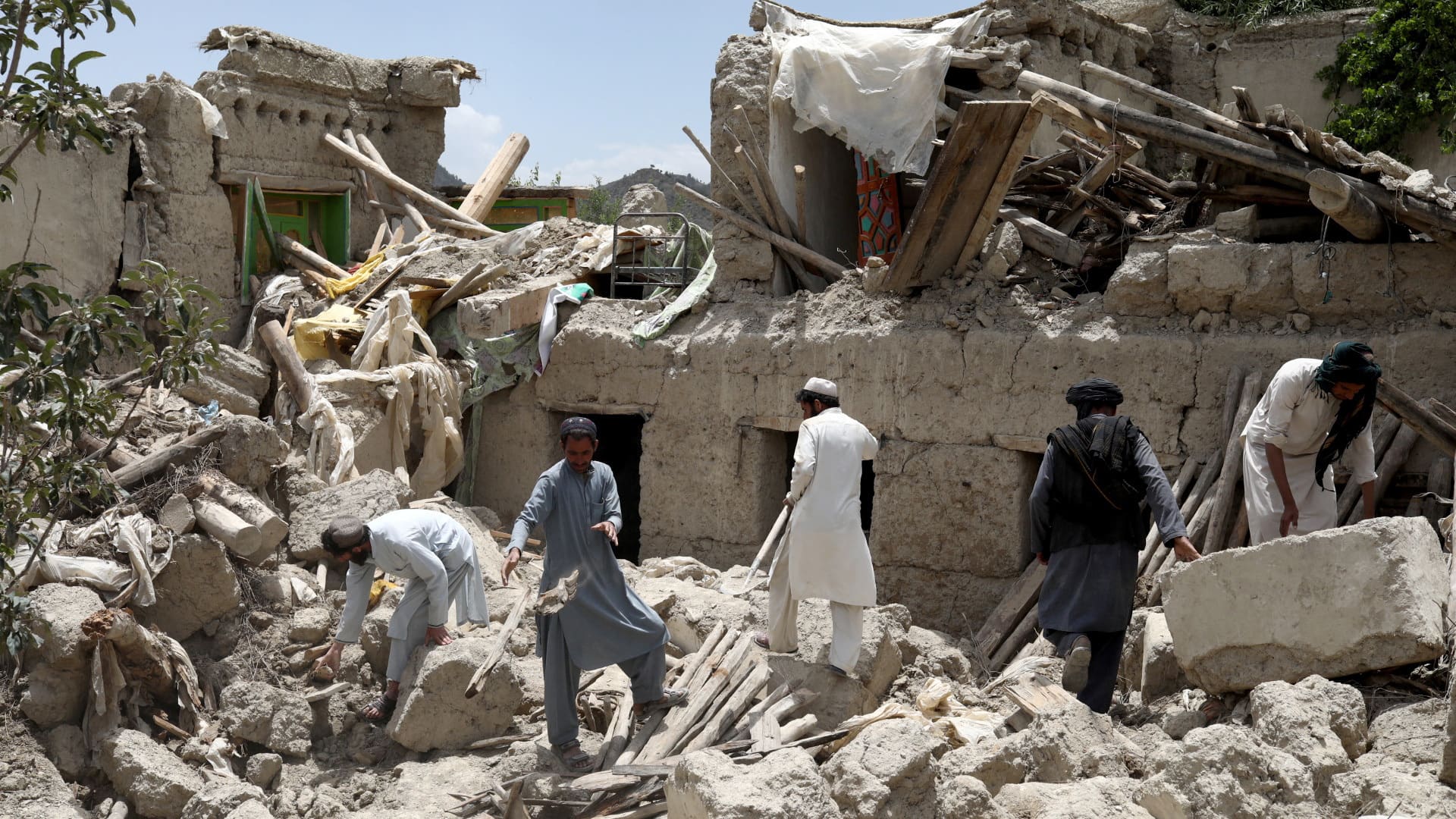 Earthquake in Afghanistan kills 800, injures 2,800