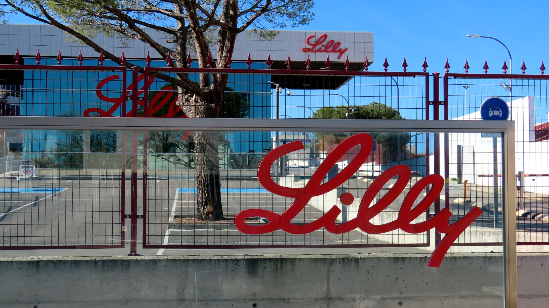 Jim Cramer says Eli Lilly's obesity pill could be more of a 'lifetime drug' than shots