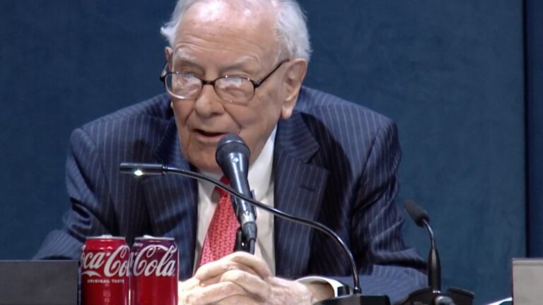 Warren Buffett's likely exit from Kraft Heinz creates a big overhang for the underperforming mac-and-cheese stock