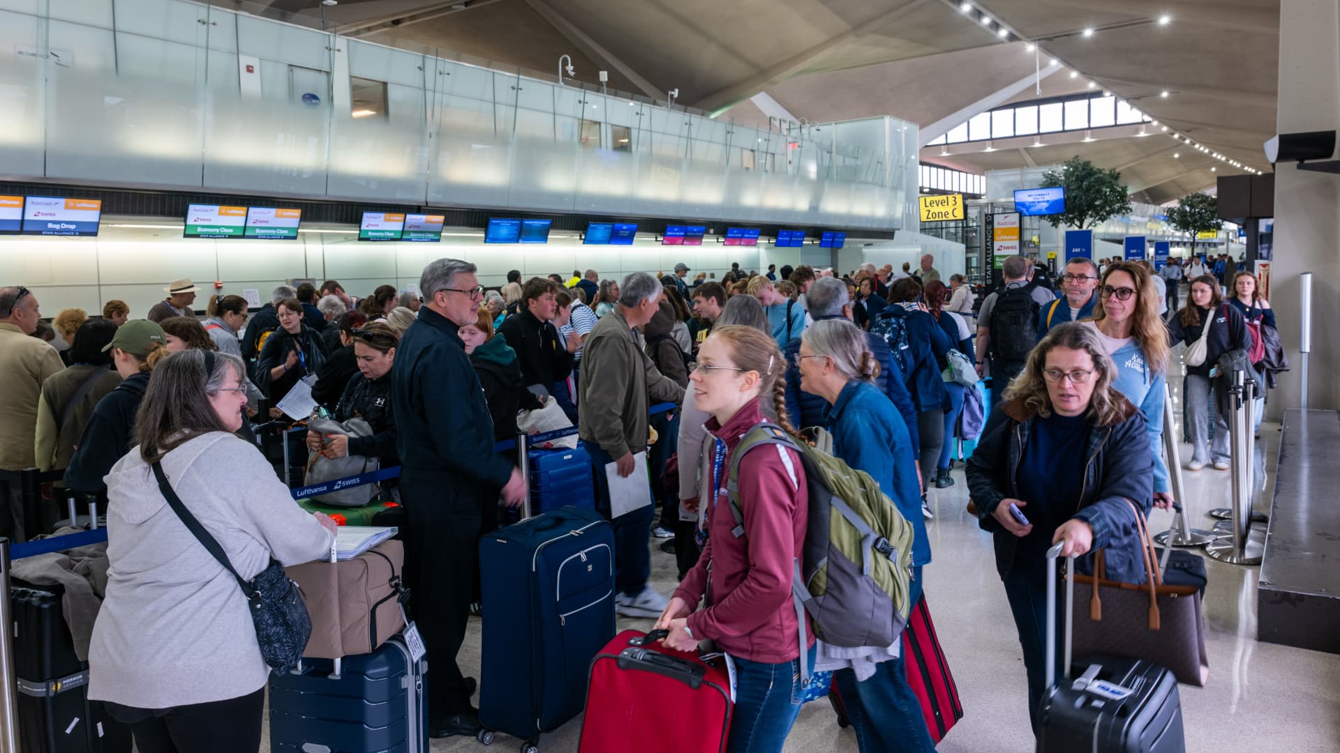 U.S. drops Biden plan to require airlines to pay compensation for disrupted flights