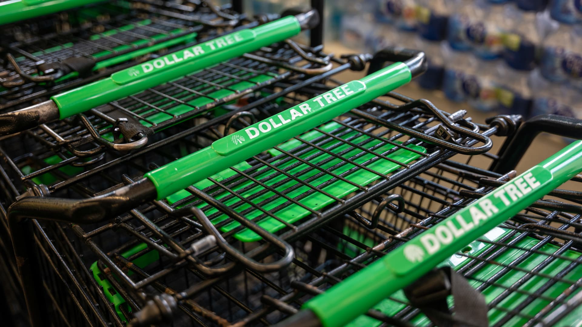 Dollar Tree shares are getting hit. Traders may find a buying opportunity with turnaround story intact