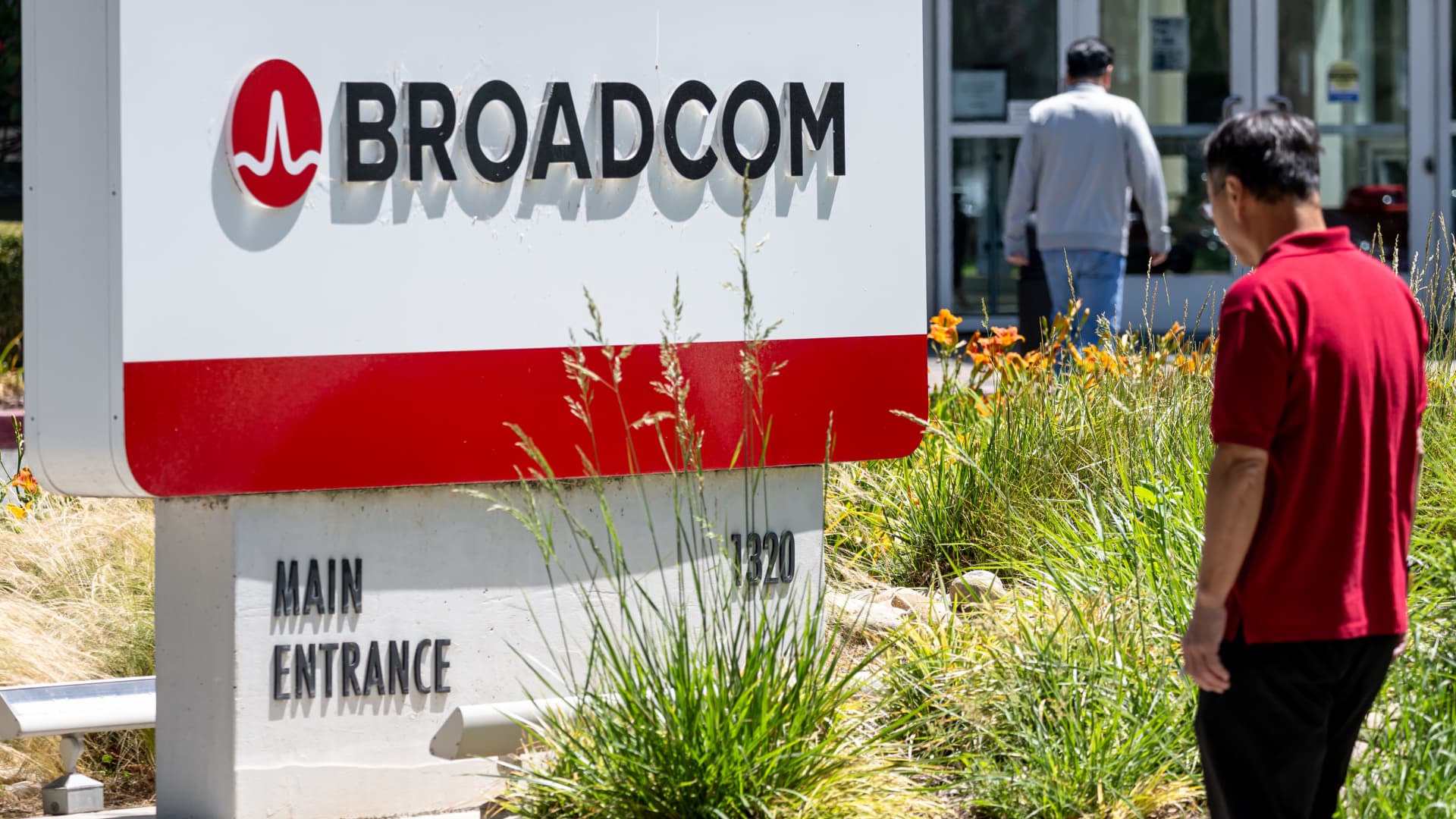 Broadcom is soaring after an earnings beat. What Wall Street analysts are saying