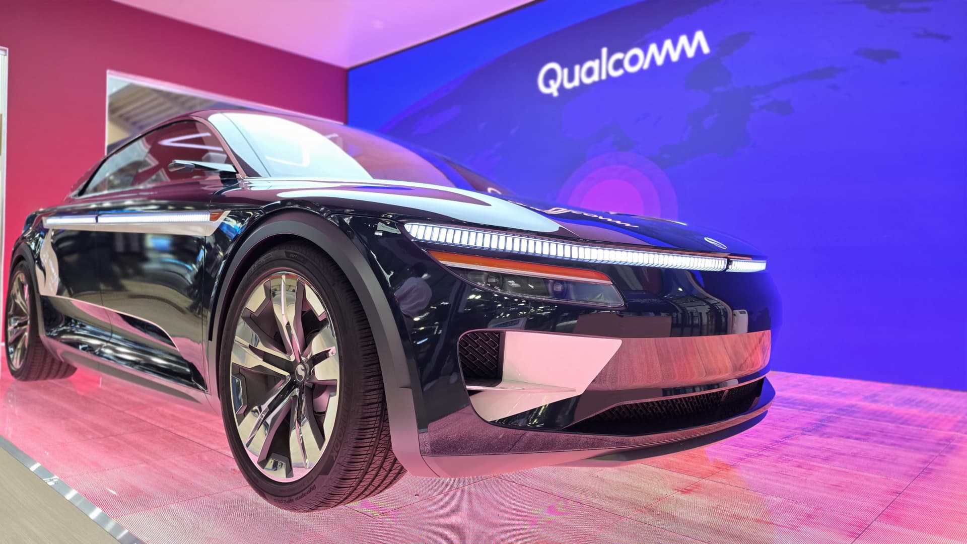 Qualcomm unveils driverless tech with BMW, sees 'domino effect' of customers
