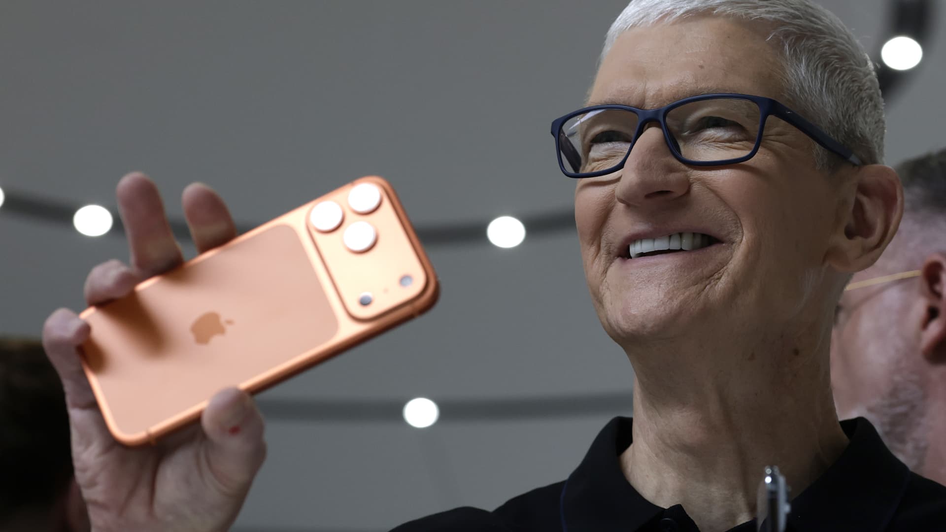 What promising early signs of iPhone 17 demand mean for Apple investors