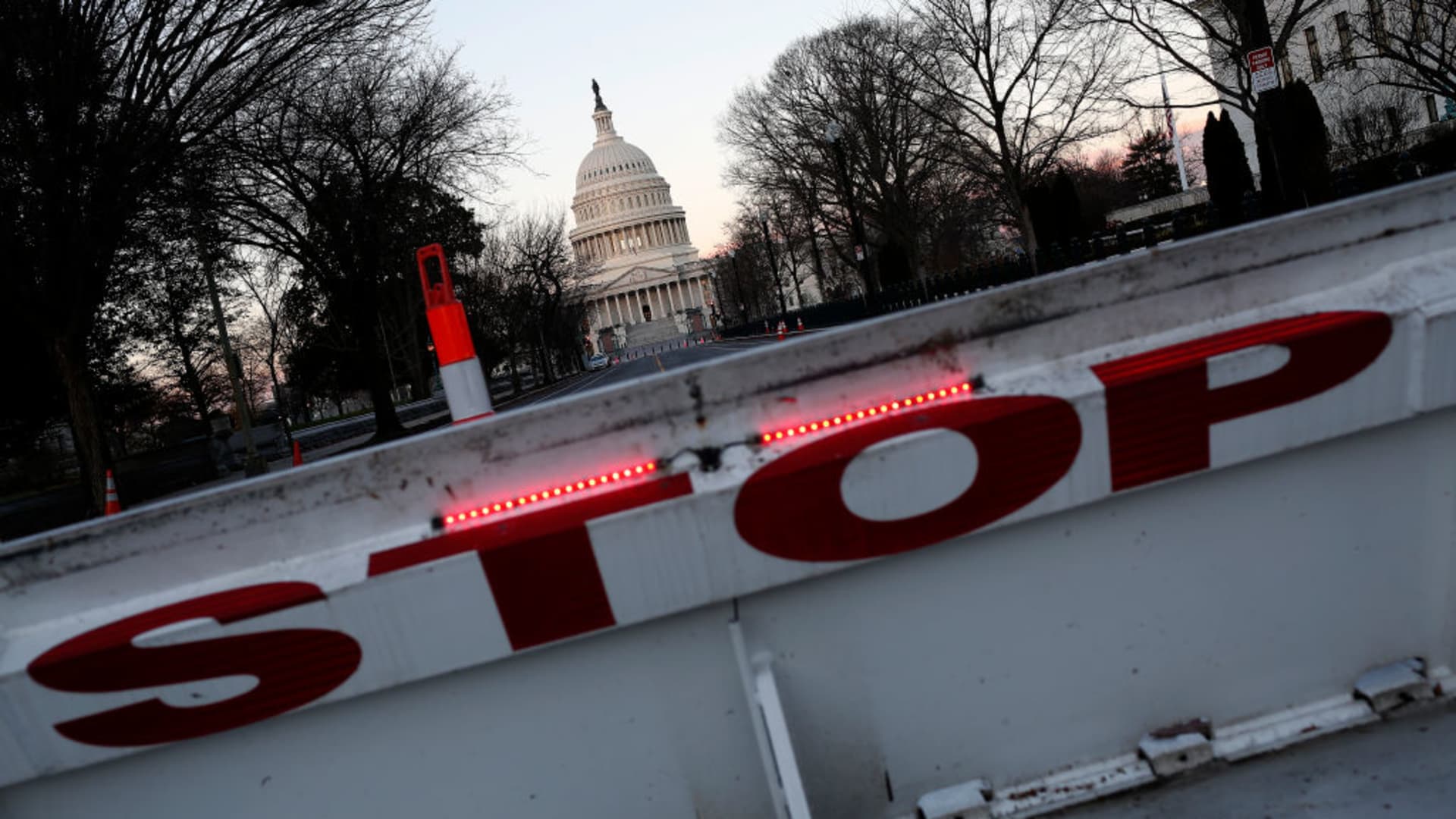 How does the U.S. stock market typically react to a government shutdown?