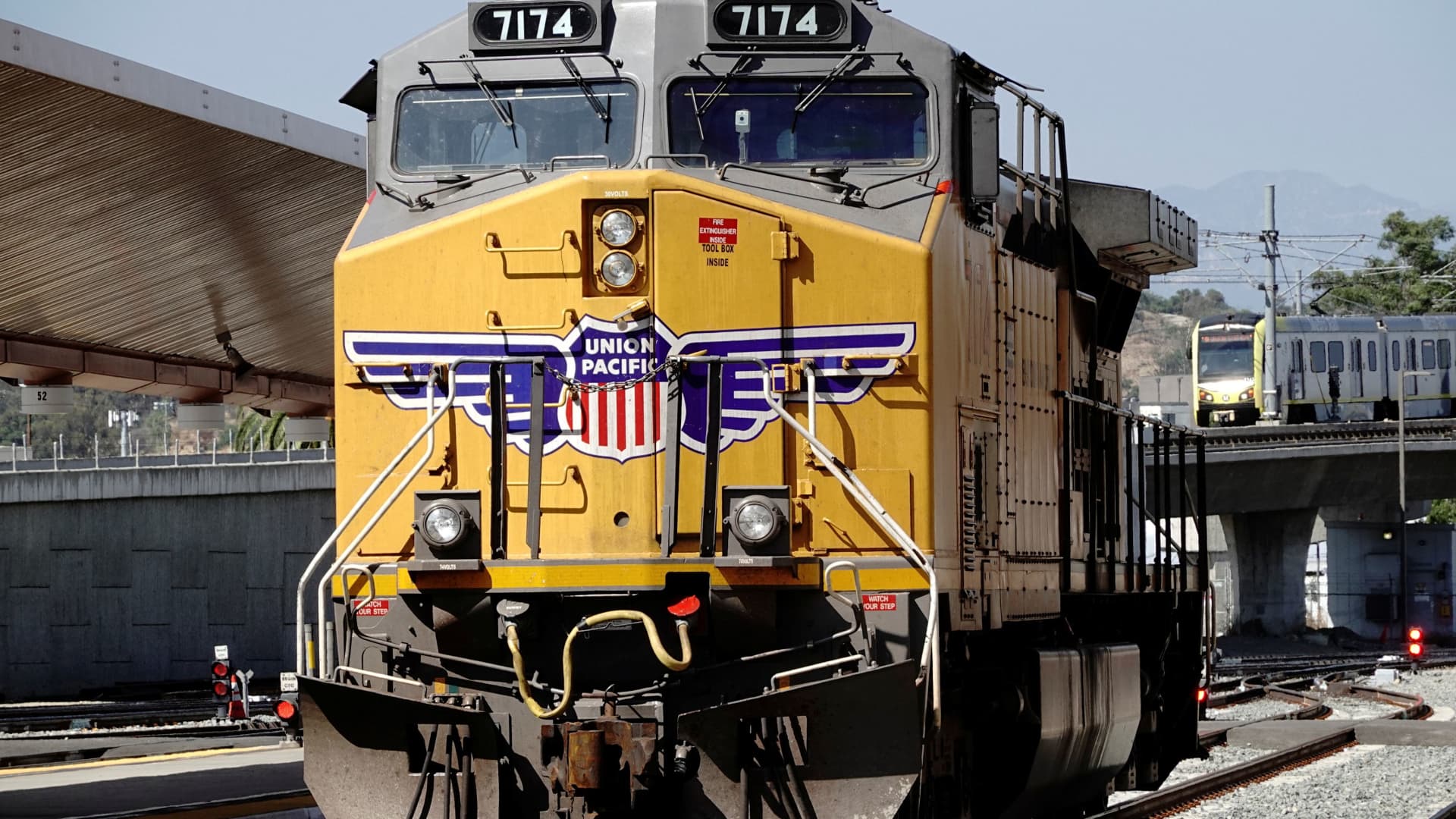Union Pacific locomotive engineers ratify new five-year contract