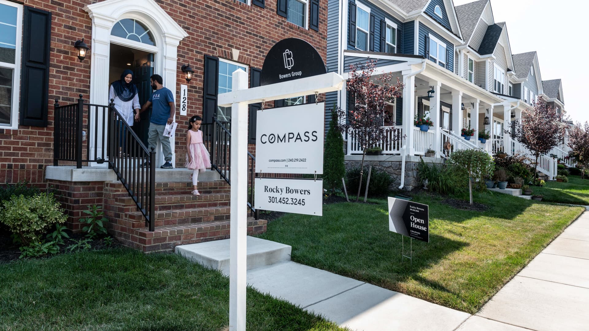 Most potential homebuyers expect mortgage rates to drop. That's why they're waiting