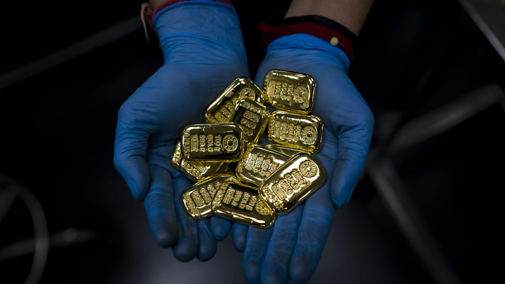 Bars and coins steal the shine from jewelry as Indians splurge up to $11 billion on gold this Diwali