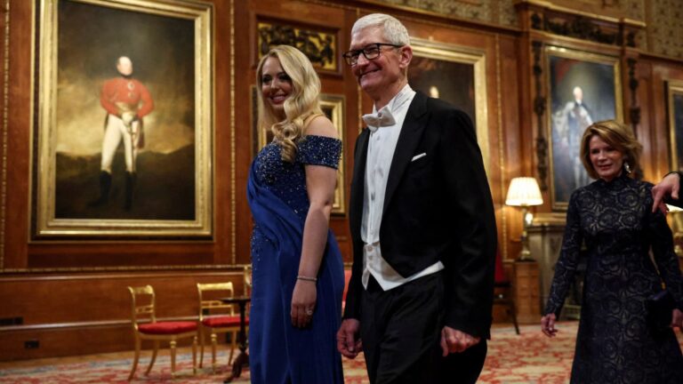 Apple removes ICE tracking apps after Trump AG pressure