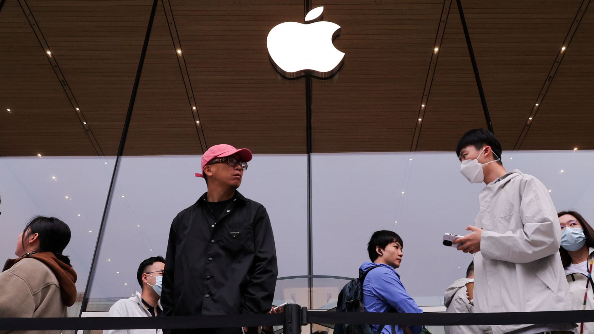 Jefferies downgrades Apple to sell, sees 20% drop from here