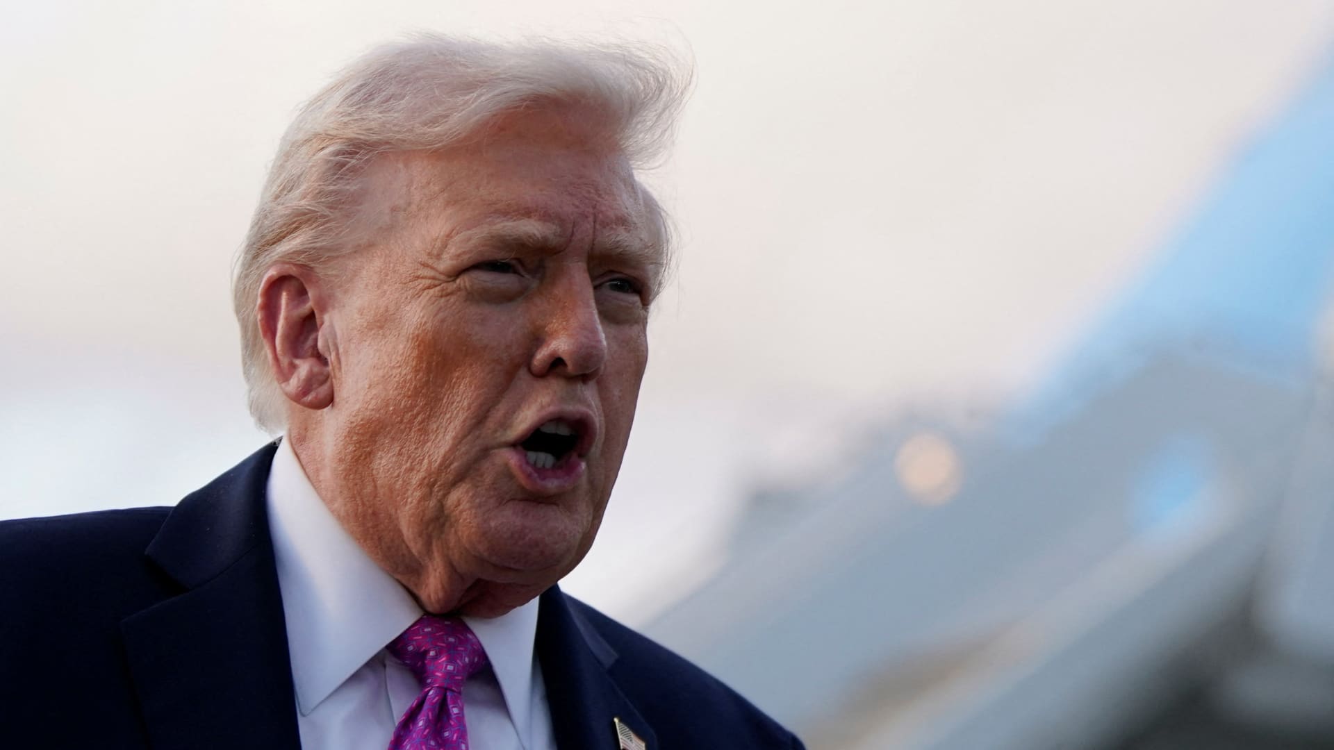Trump calls Colombia's Petro an ‘illegal drug dealer’ and announces an end to US aid to the country