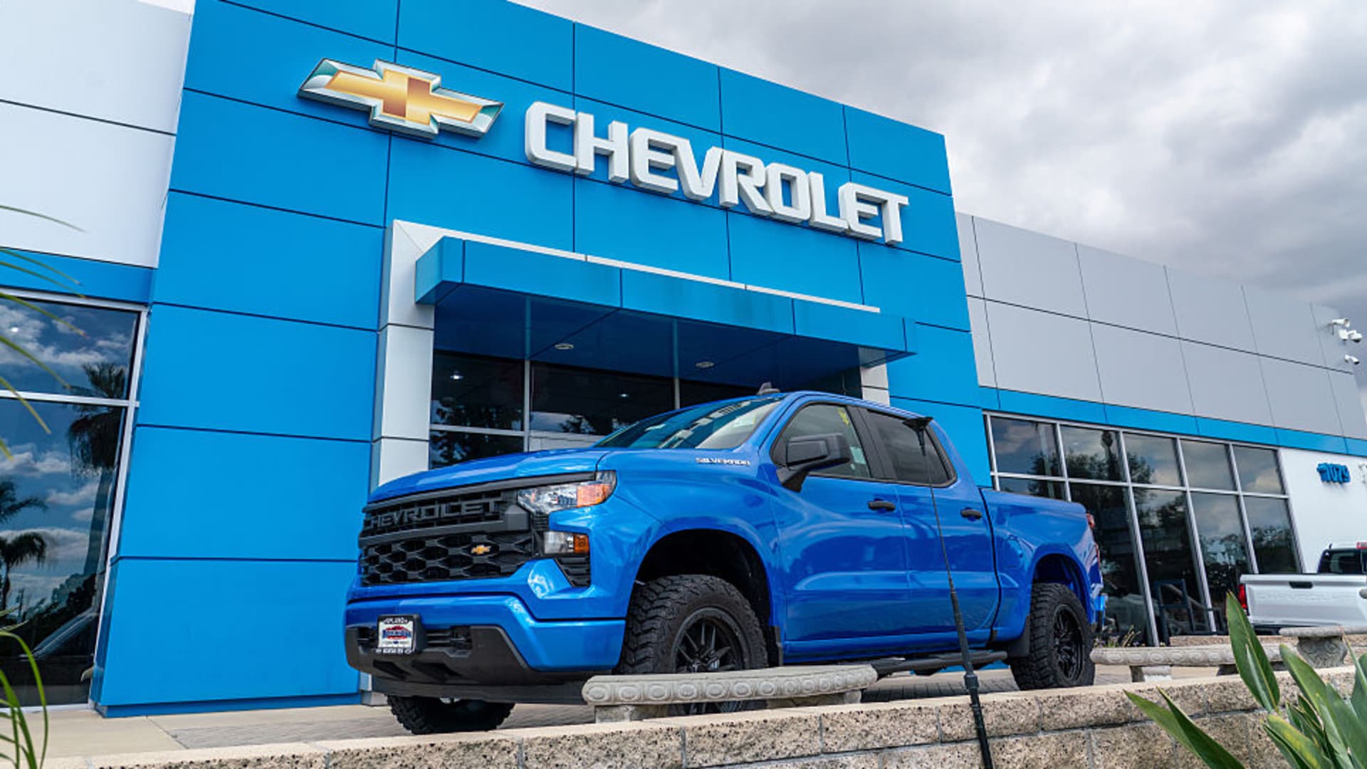 GM is overbought and AT&T is oversold after an active week of trading off earnings