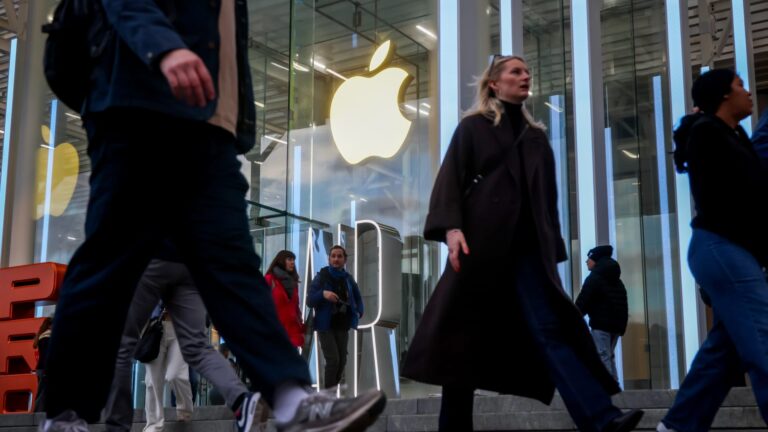 Apple’s latest earnings came in hot thanks to the iPhone 17. Here’s how analysts are reacting