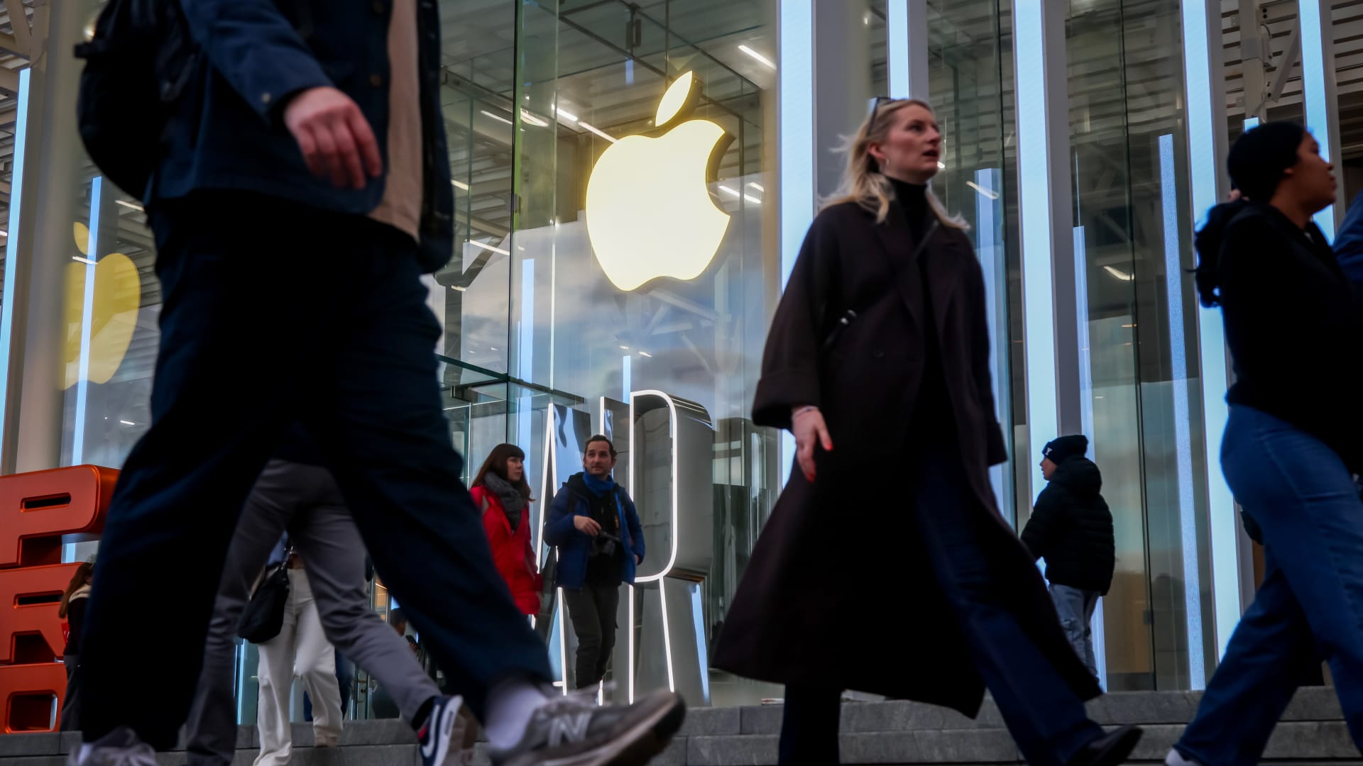 Apple’s latest earnings came in hot thanks to the iPhone 17. Here’s how analysts are reacting