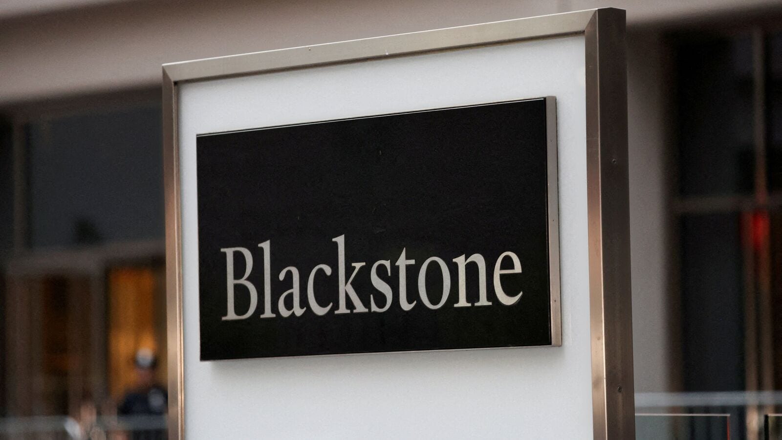 Investors keep pumping money into private credit, despite red flags