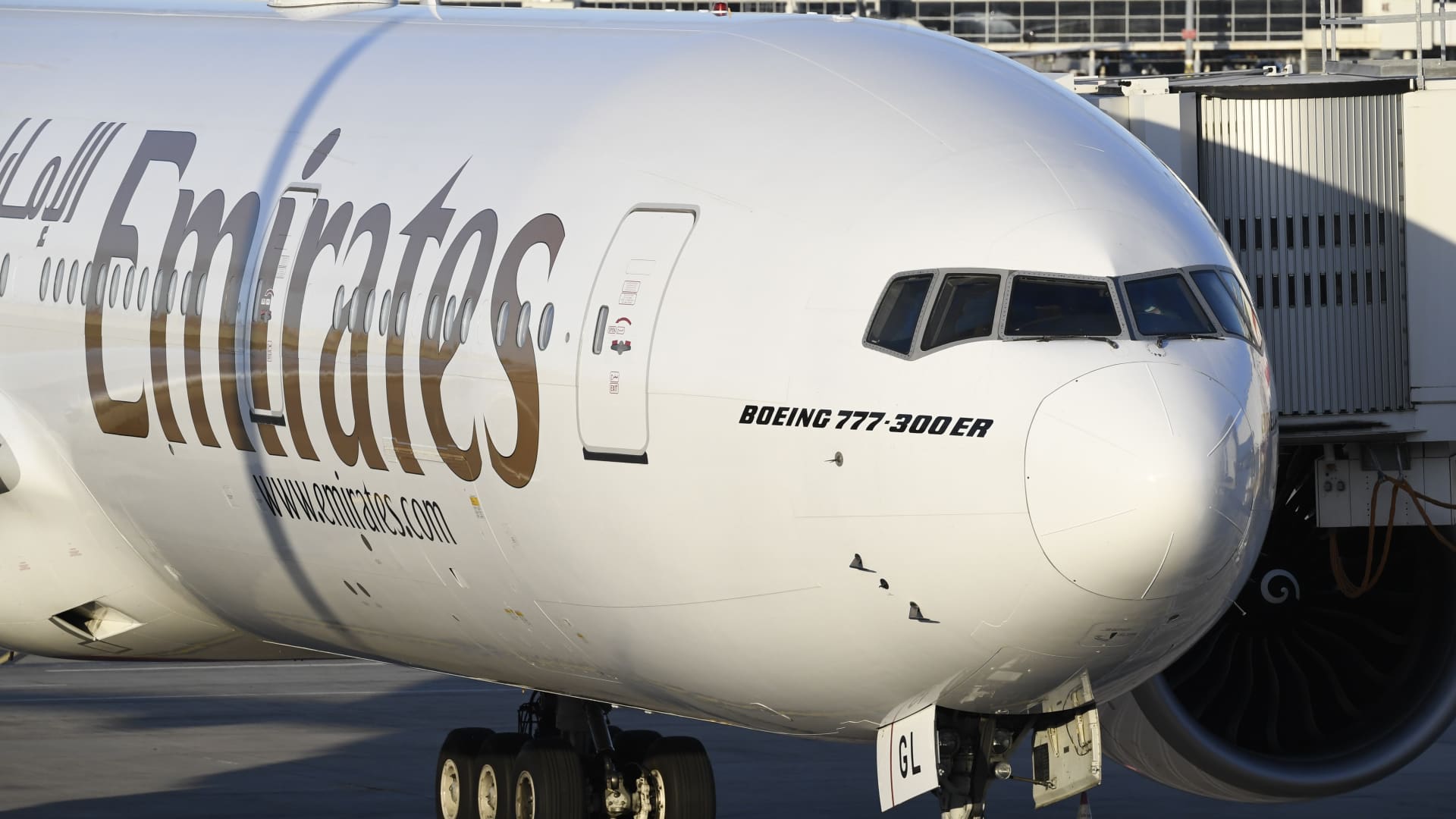 Emirates orders 65 more 777X as Boeing studies larger jet