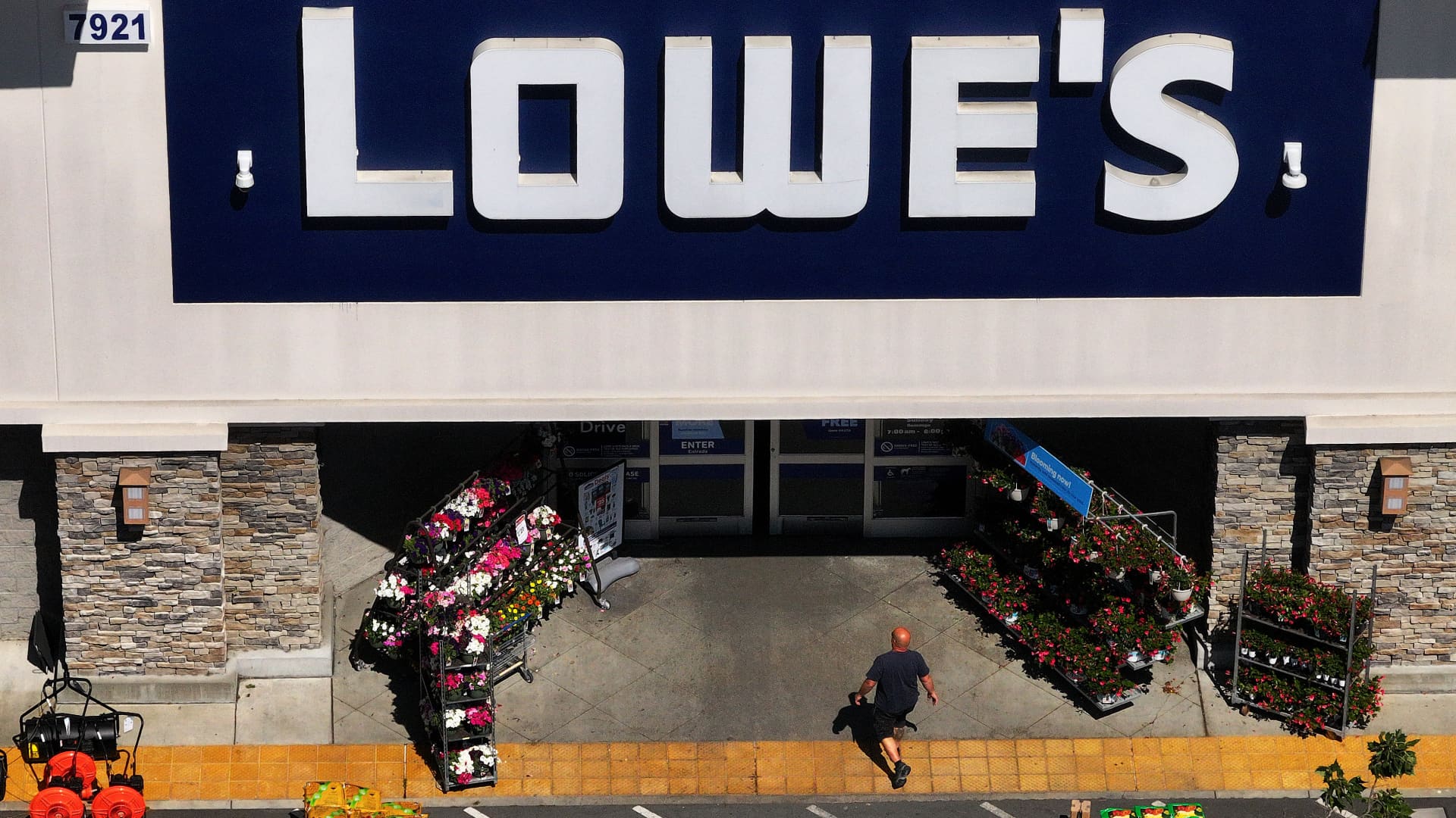 Lowe's beats on quarterly sales, but lowers full-year profit forecast amid economic uncertainty