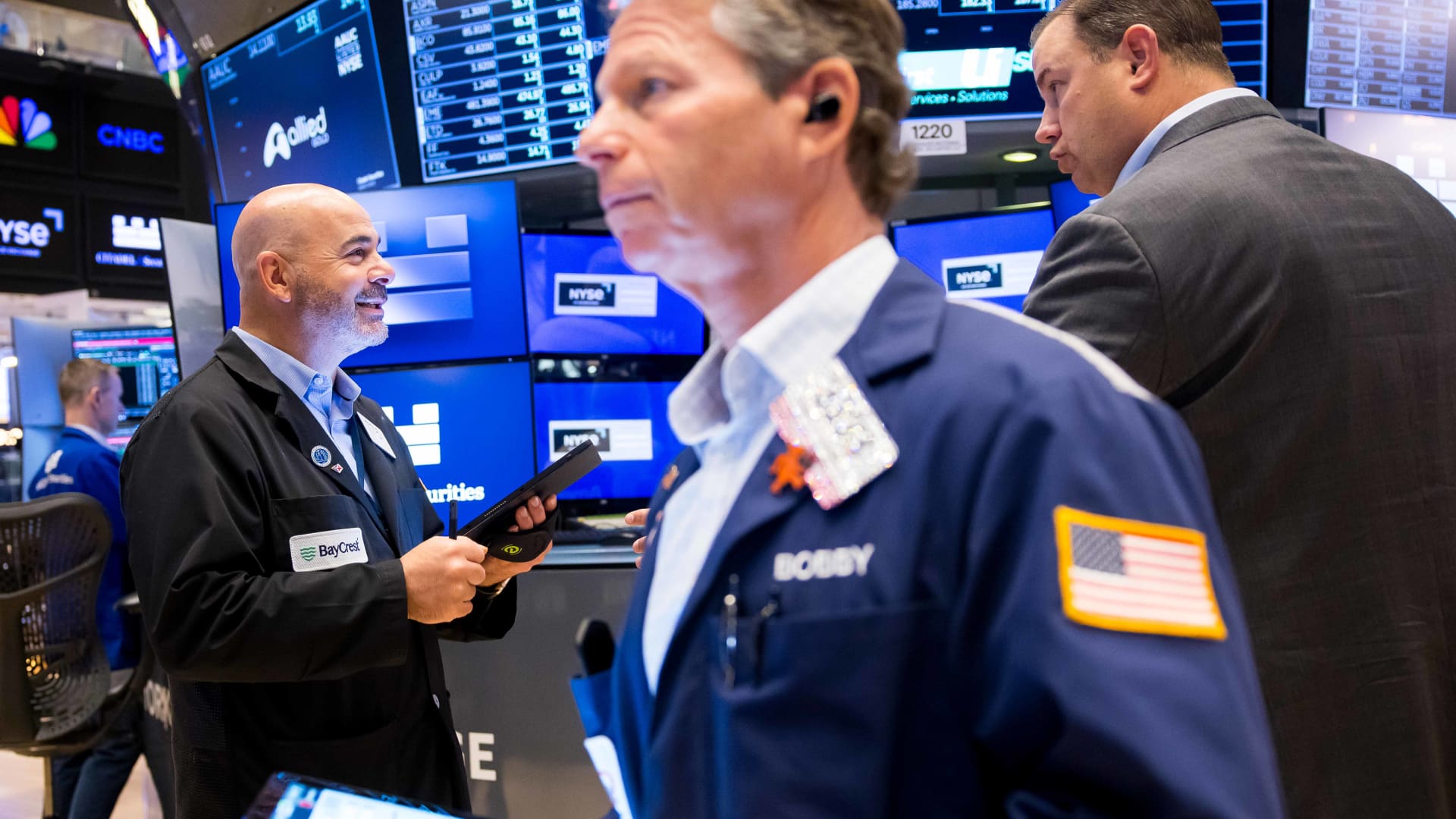 Hedge funds and other big investors are dumping tech stocks at the fastest pace in 2 years