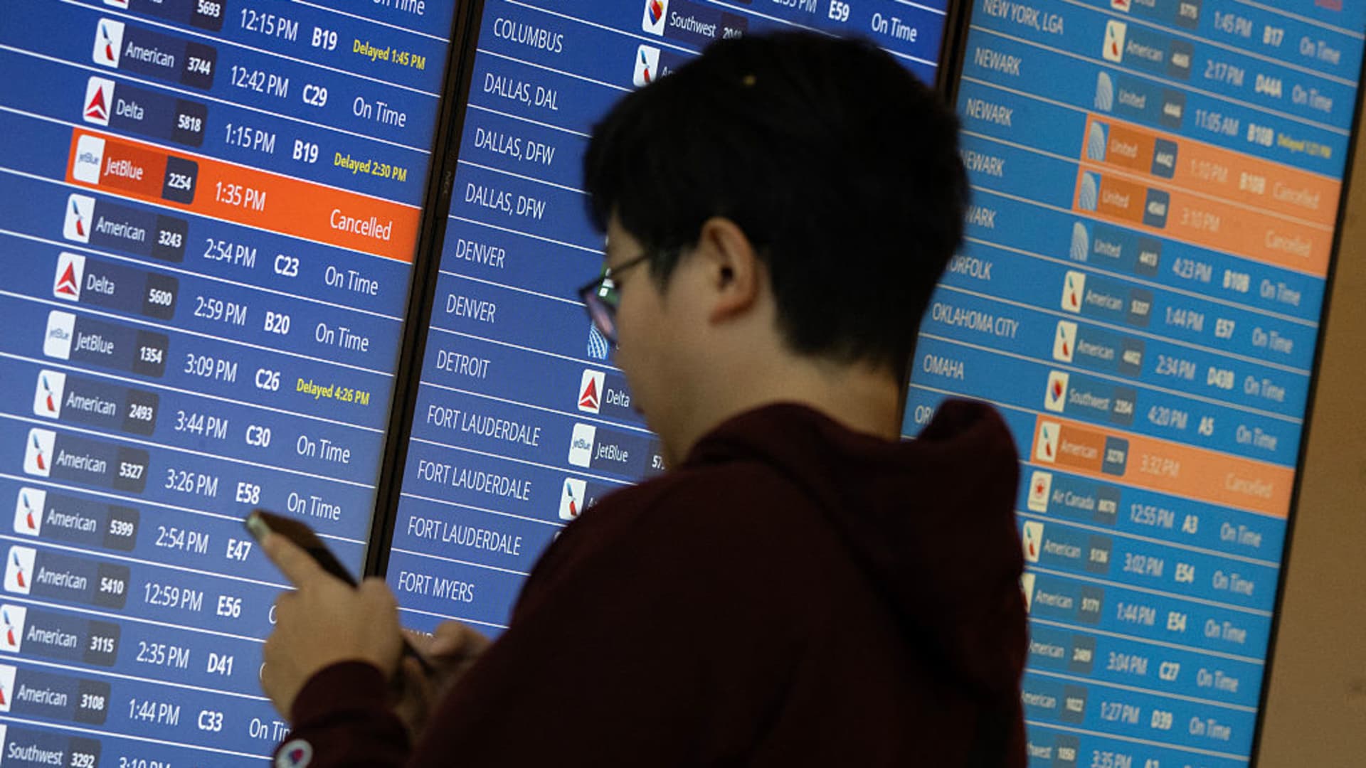 Trump admin drops Biden plan to require passenger compensation for delayed flights