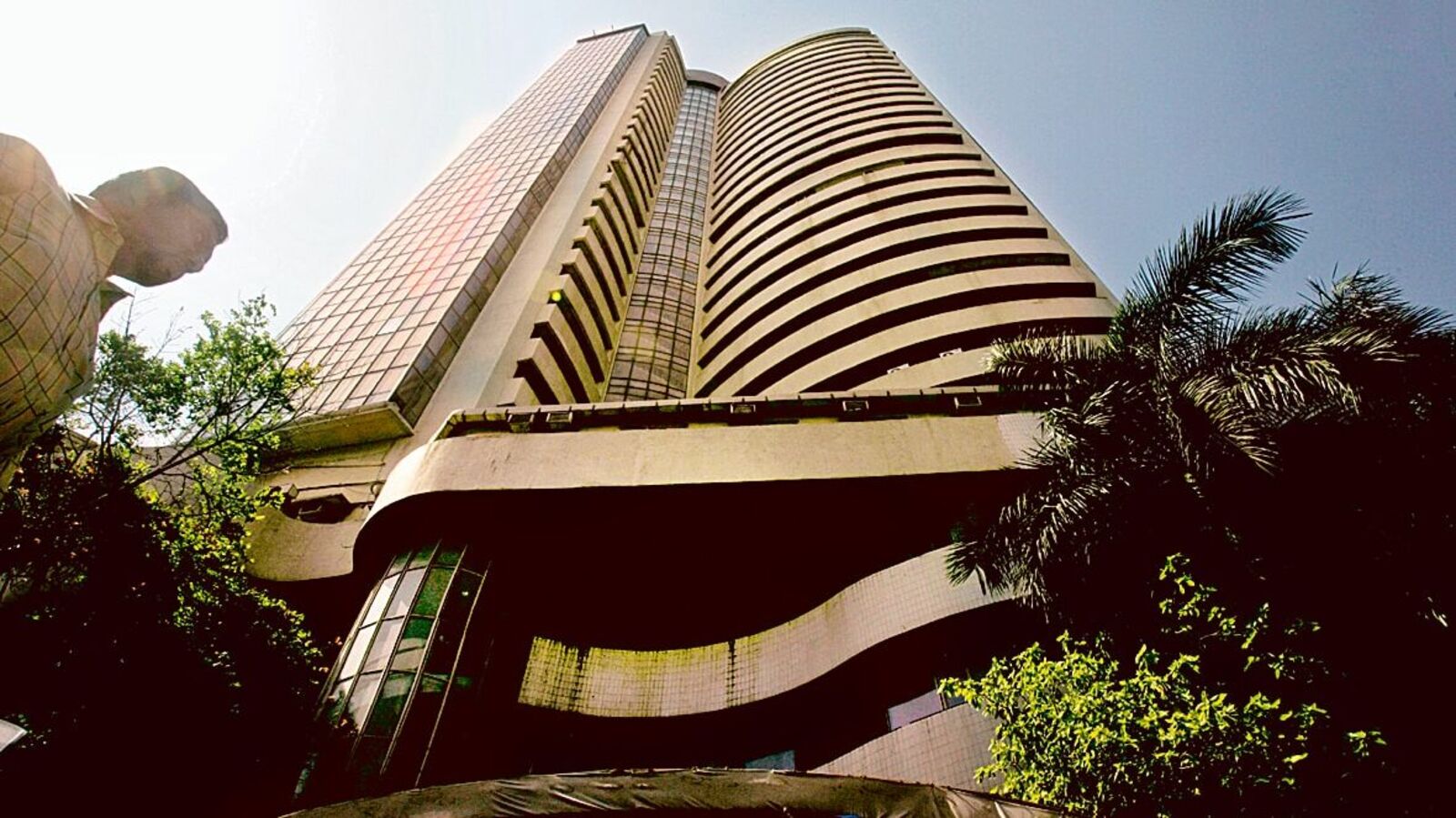 Top Gainers and Losers on Nov 11: Vodafone Idea, Ather Energy, BHEL, Graphite India, BEL, Nalco among top gainers today