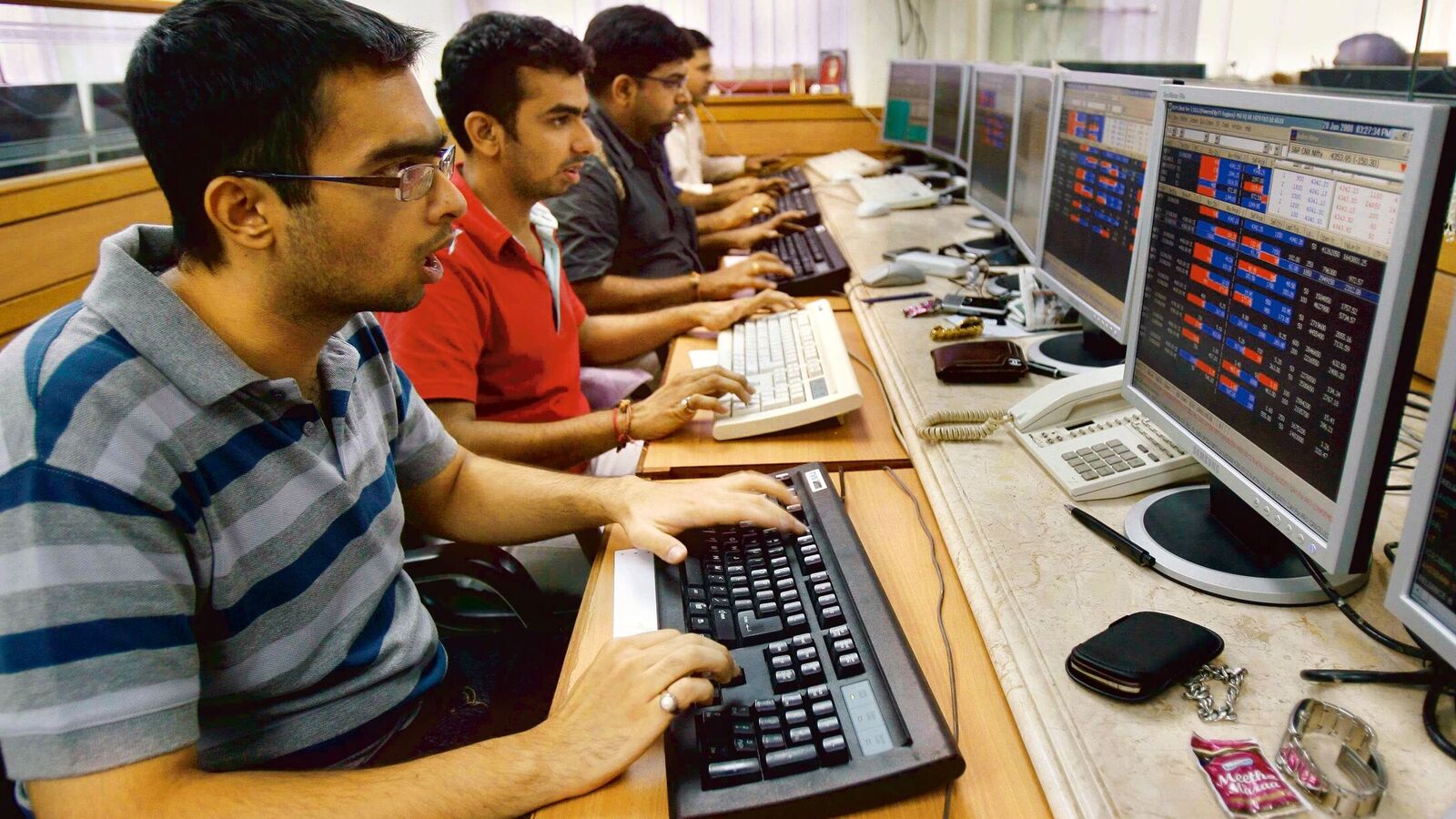 Stock market today: Nifty 50 trade setup, US tech stocks, Ukraine-Russia peace deal to gold prices - 8 stocks to buy