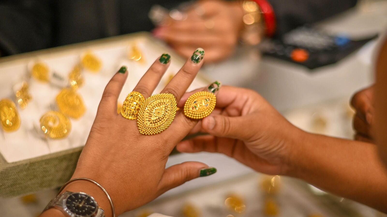 Gold prices drop today! Check 24 karat and 22 karat rates in Mumbai, Delhi, Bengaluru and other cities on November 4 | Stock Market News