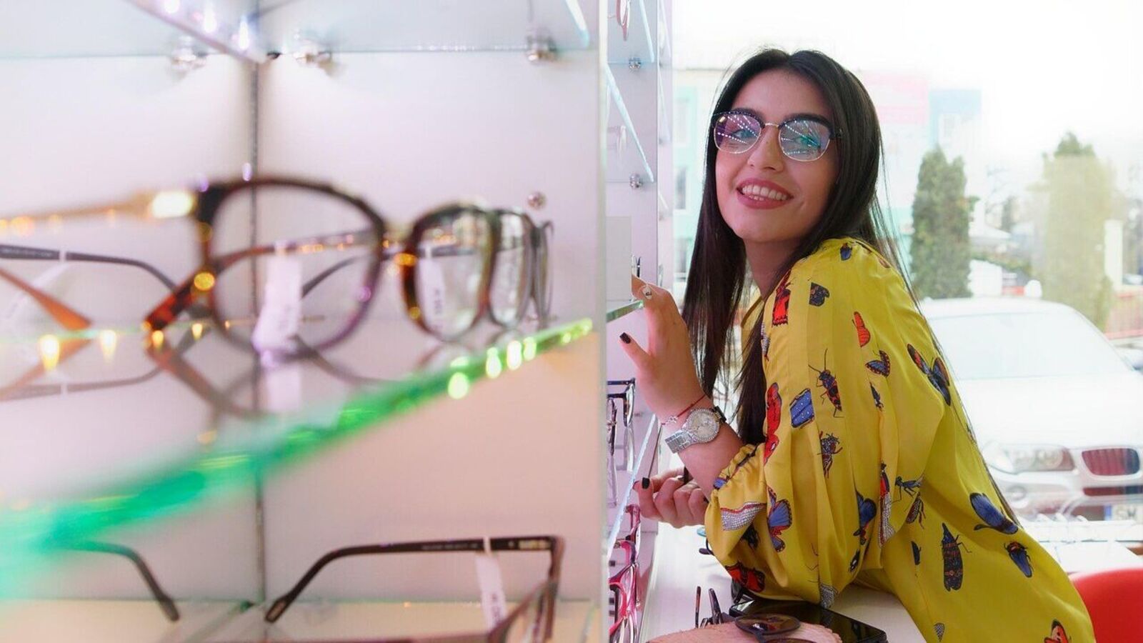 Lenskart IPO Day 2: Issue booked 1.70x so far. Check GMP, review, subscription status. Should you subscribe?