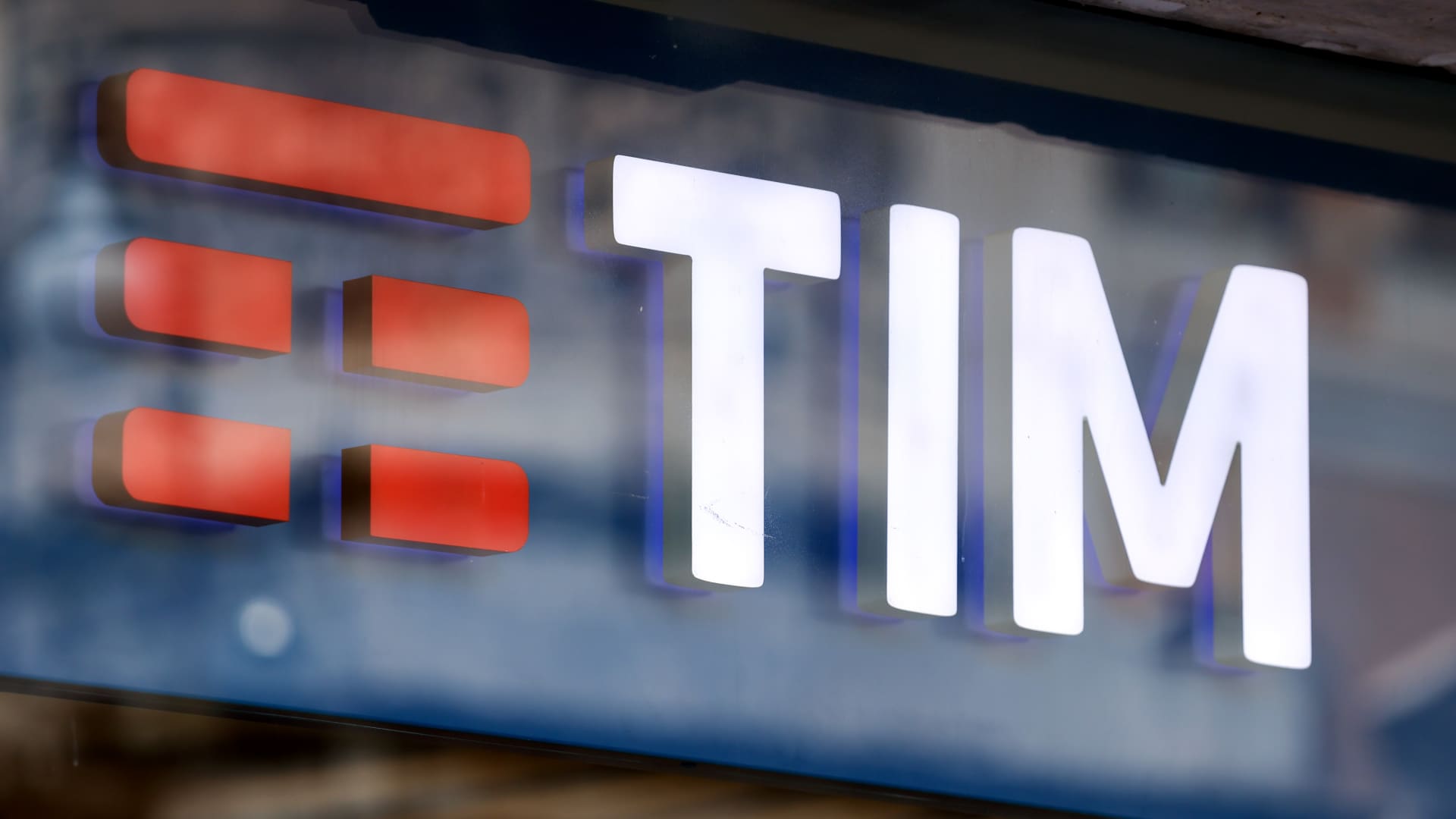 Italy's Telecom Italia wins $1.2 billion court payout, eyes savings share conversion
