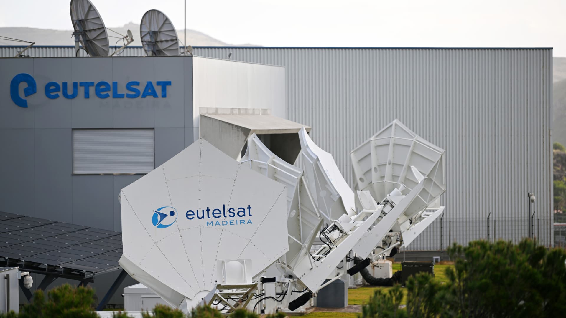 Musk's Starlink rival Eutelsat shares plummet 7% after report of SoftBank cutting its stake