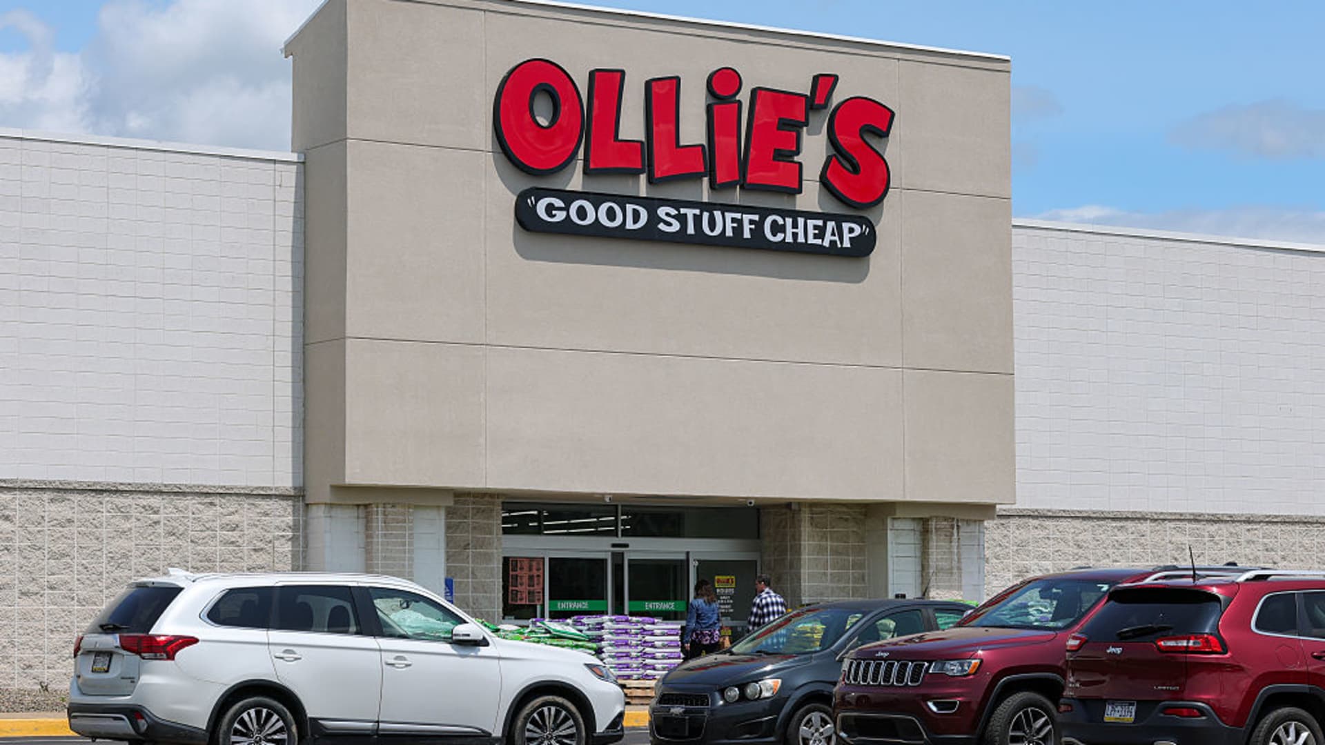 Loop Capital sees this discount retailer benefiting as consumers continue to ‘trade down’ the price curve