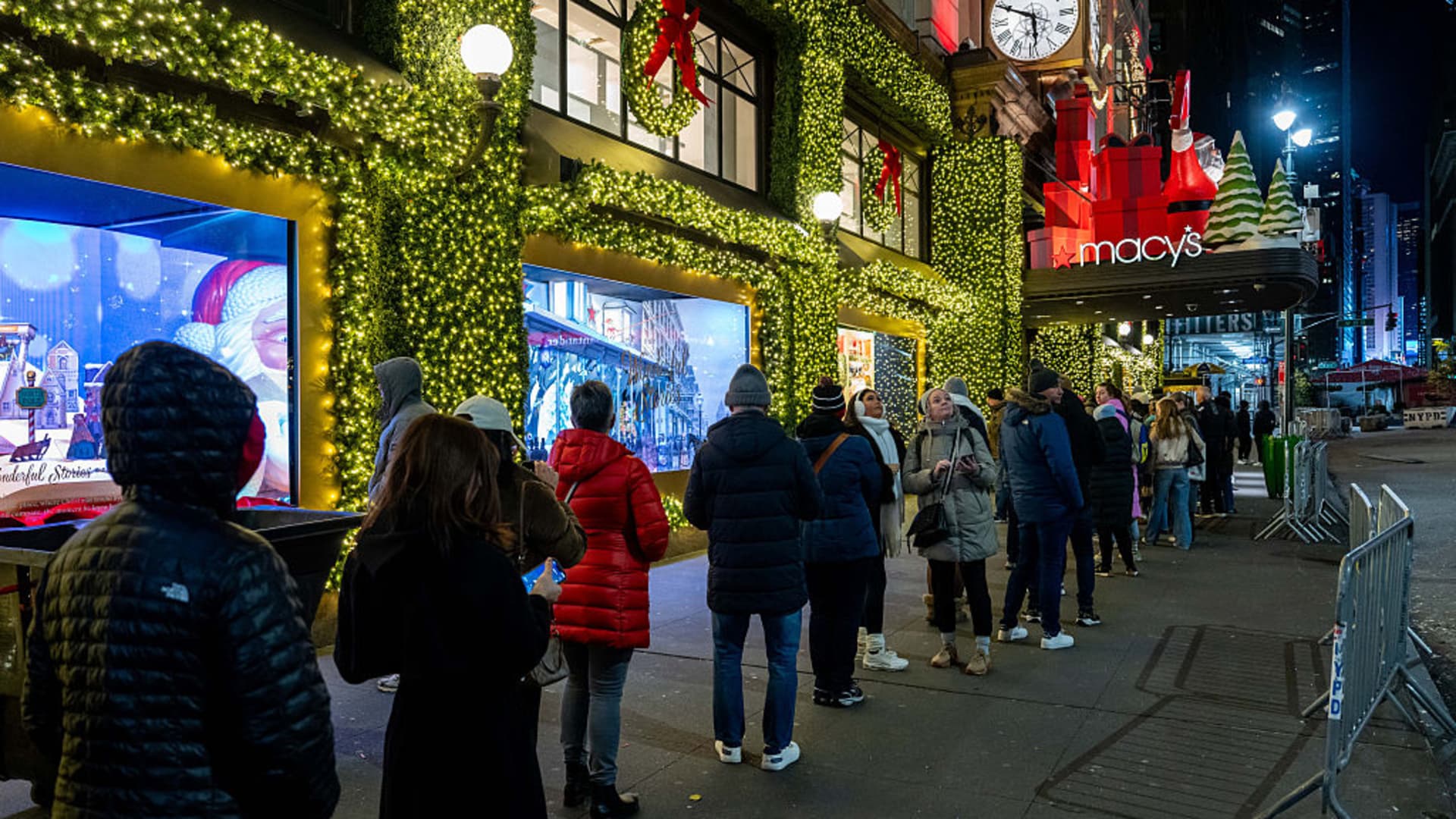 Macy’s posts strongest growth in more than 3 years, but strikes cautious note on holidays
