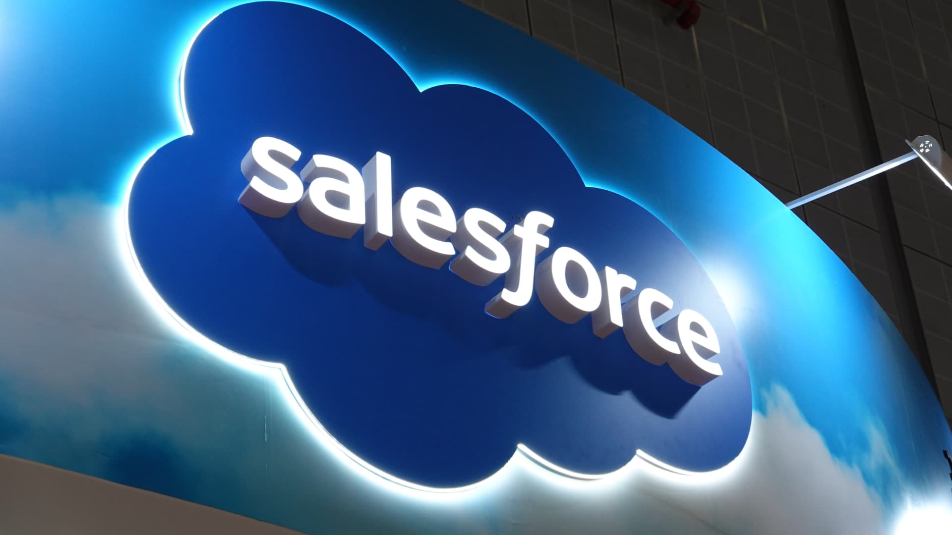 Salesforce shares pop 5% after earnings beat, aiming for best week since 2023