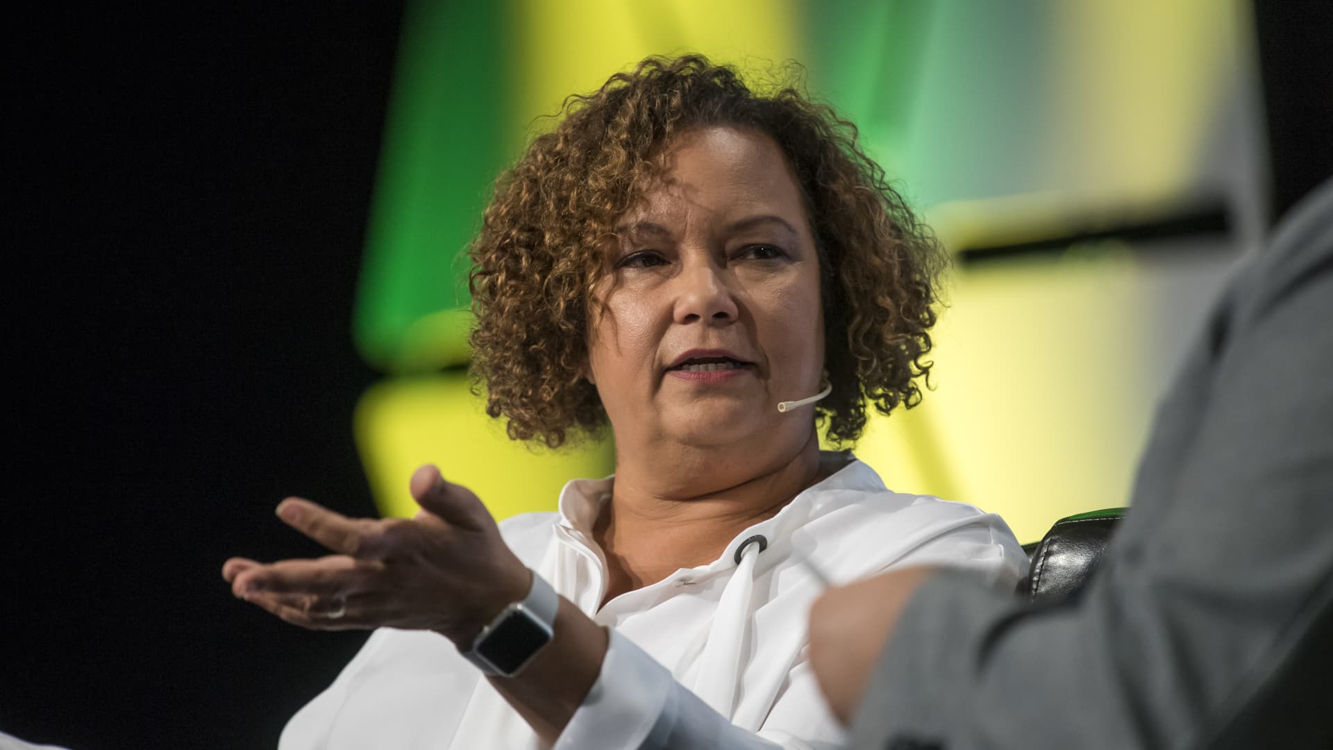Apple announces departure of general counsel and policy chief