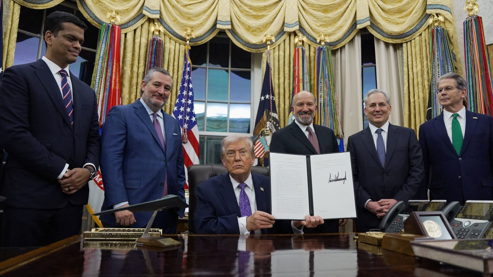 Trump’s AI order may be ‘illegal,’ Democrats and consumer advocacy groups claim