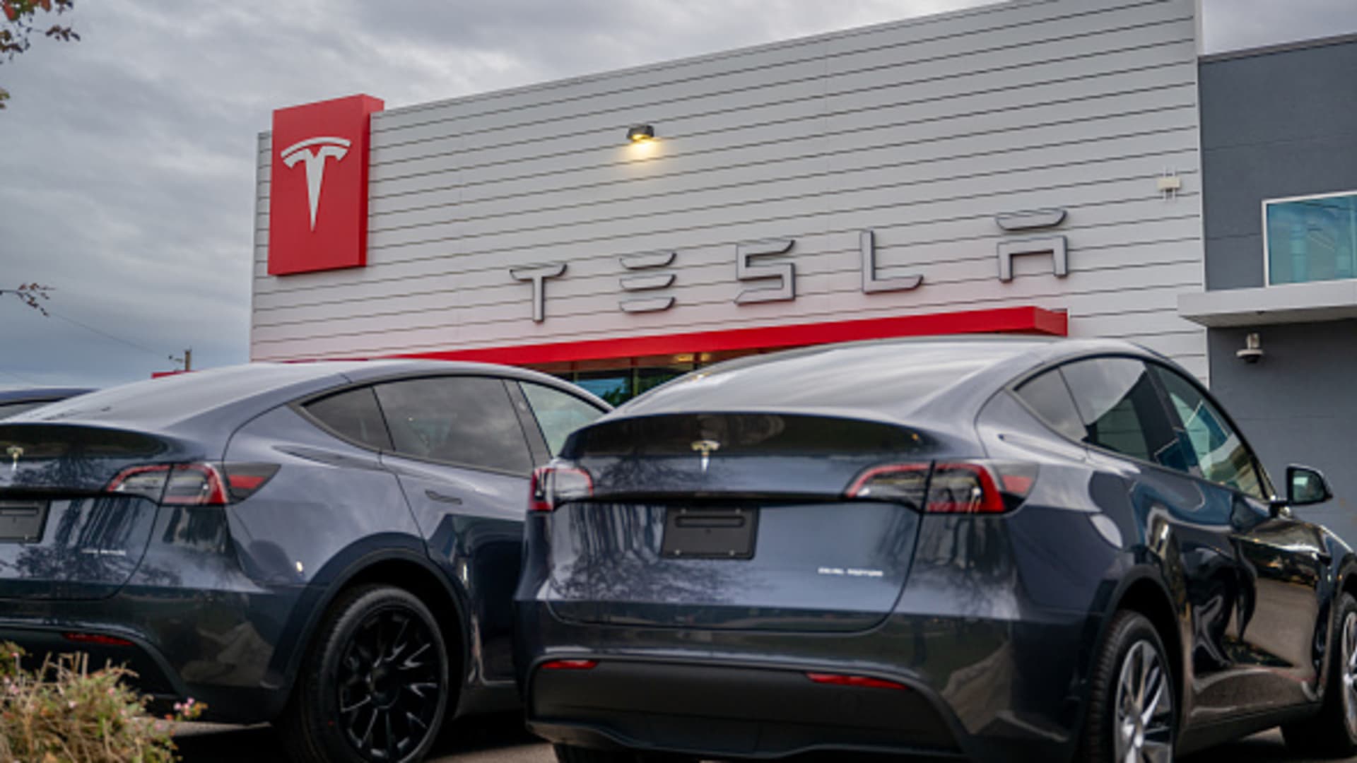 U.S. auto safety agency probes Tesla Model 3 emergency door release