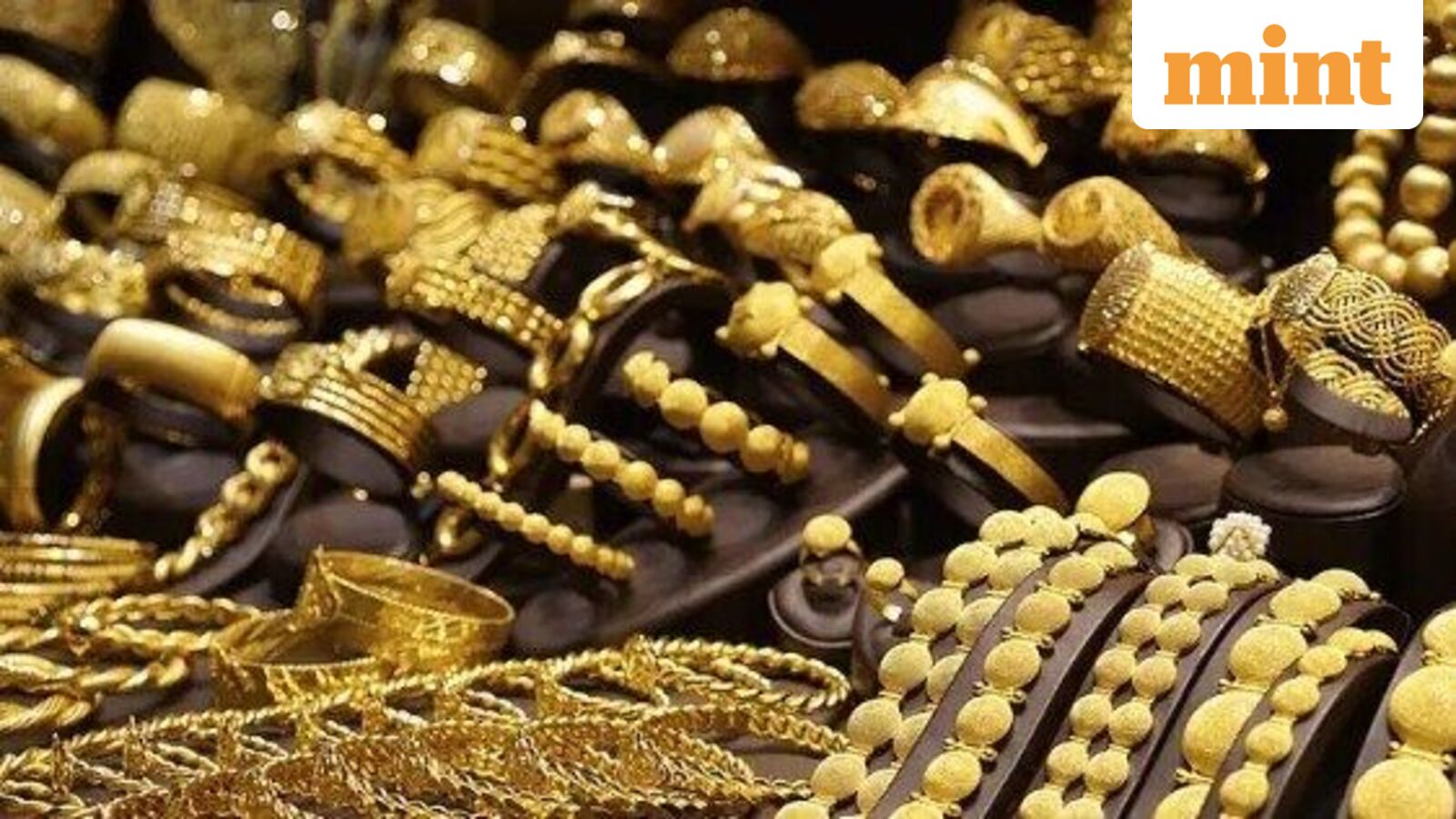 Gold rates in India dip  ₹1000 from record high. Will gold, silver, prices rise or fall before Christmas?