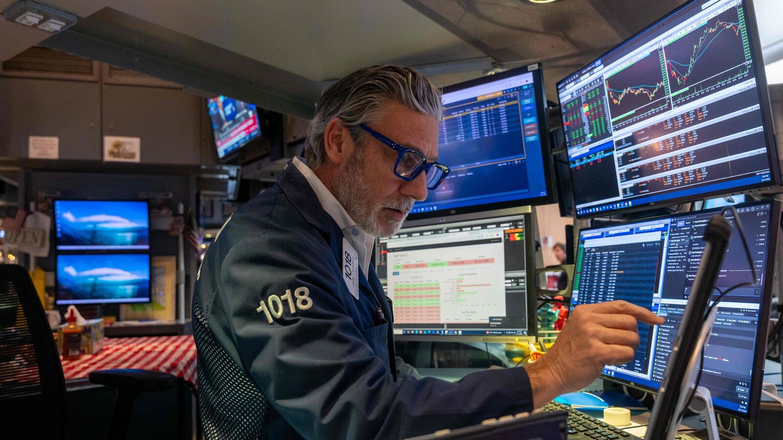 US Stock Market Today: S&amp;P 500, Nasdaq fall on AI bubble concerns, Broadcom tumbles 8.4%, Oracle slips 2.3%