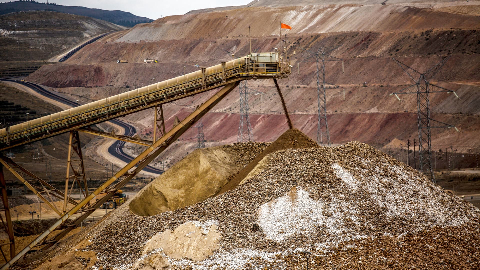 Stocks making the biggest moves midday: Newmont, Apple, Sandisk, Deckers Outdoor & more