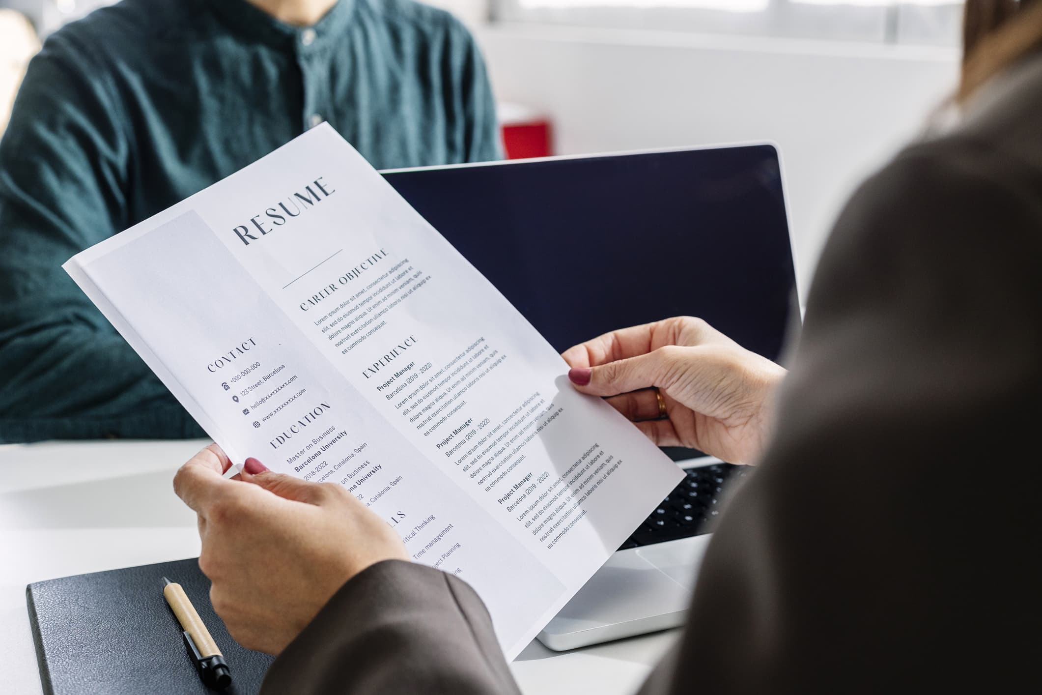 AI is helping recruiters find ‘hidden gem’ talent — a senior LinkedIn exec shares top tips to stand out