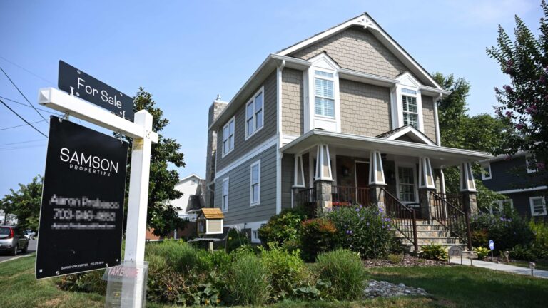 Mortgage demand drops nearly 10% to end 2025, despite lower interest rates