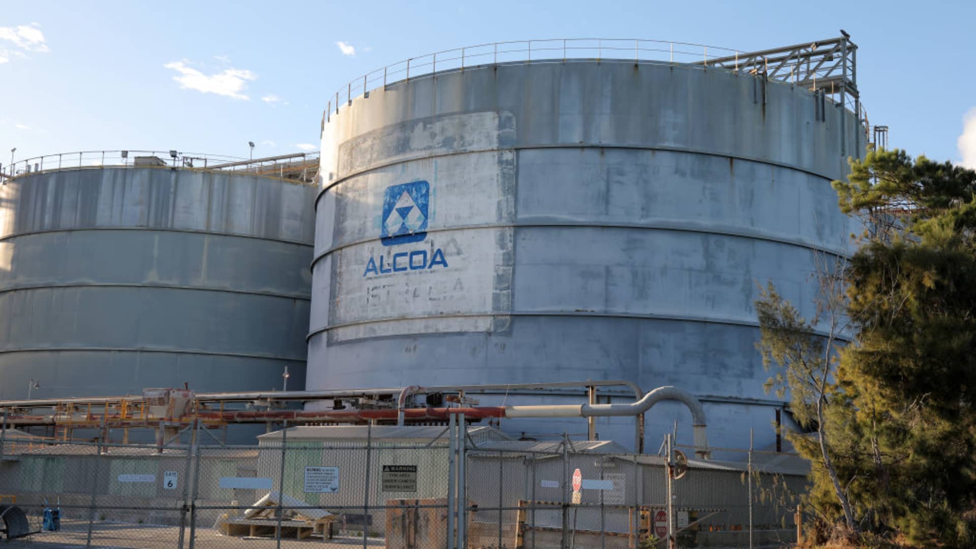 JPMorgan downgrades Alcoa following strong run, sees aluminum pricing ‘leveling out’