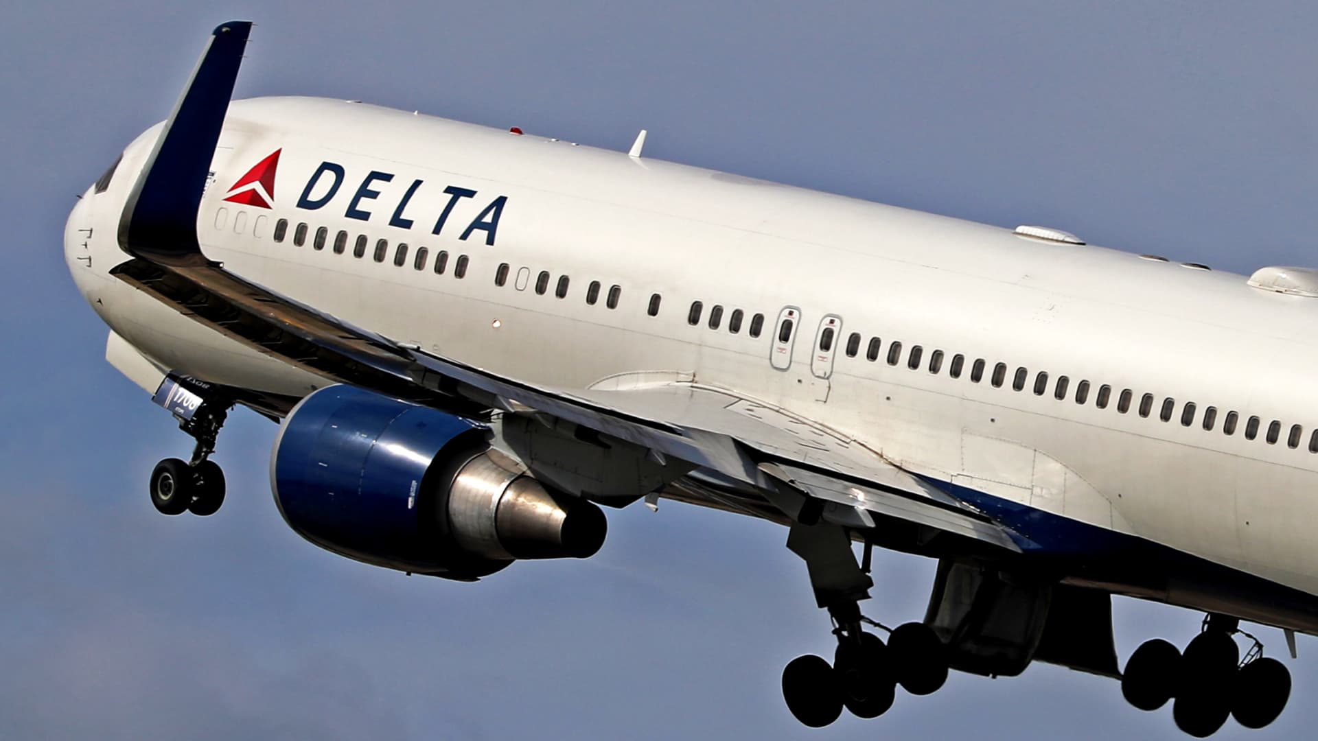 Delta forecasts 20% jump in 2026 profits, orders first Boeing Dreamliners