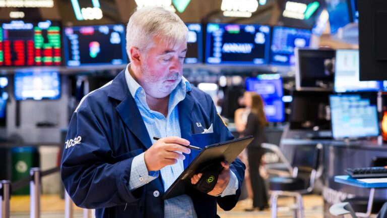 These are the most overbought and oversold stocks in the S&P 500 as 2026 begins