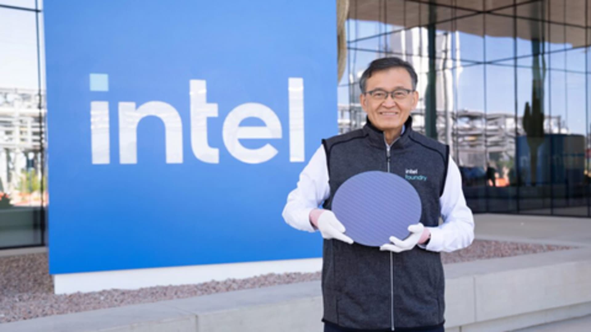 Intel stock falls after company offers soft first-quarter guidance