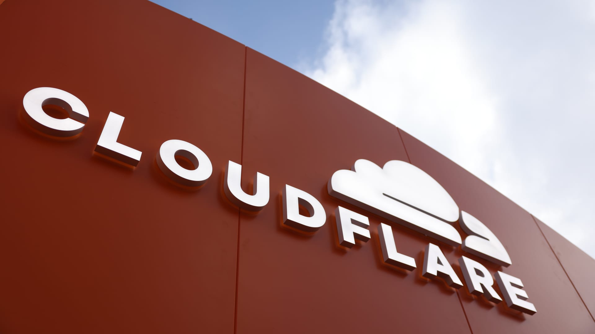 This cloud stock is primed to fall. This options trade makes money on potential declines