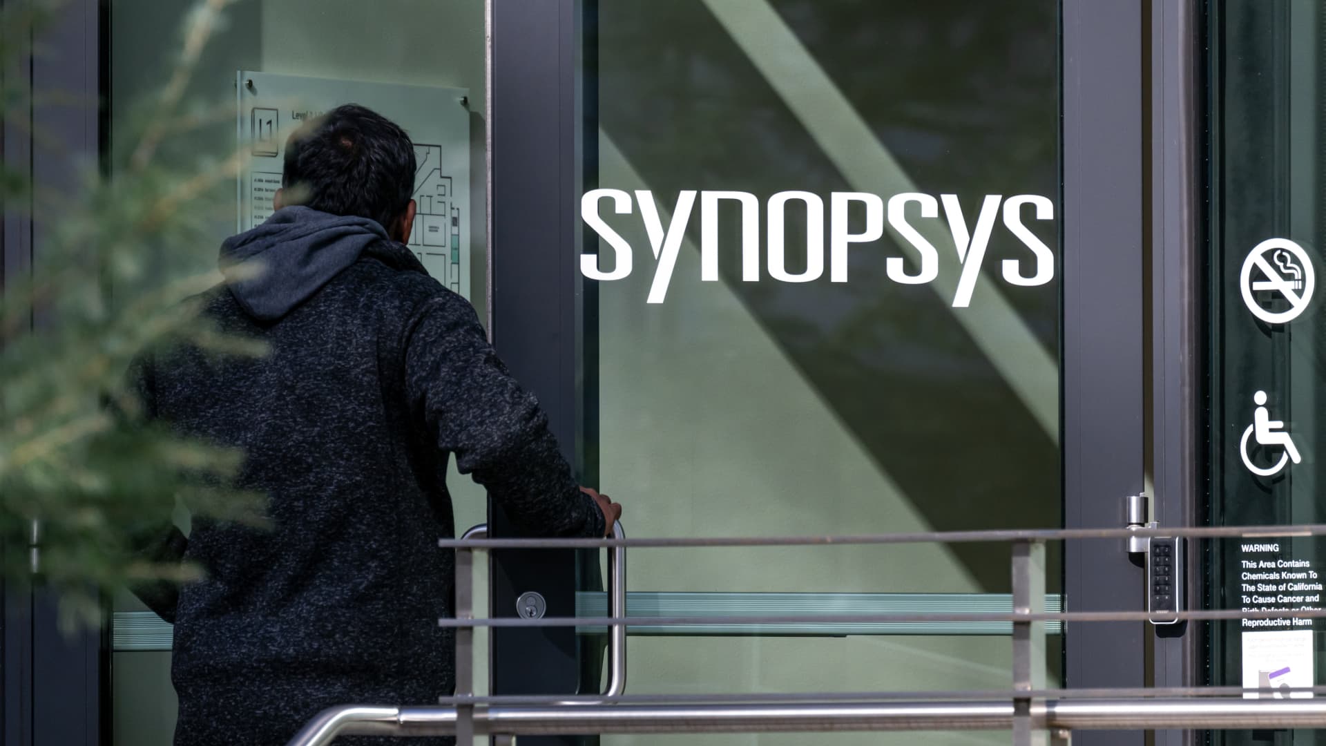 These two semi stocks lagged in 2025. Why Loop Capital sees them doing well in 2026